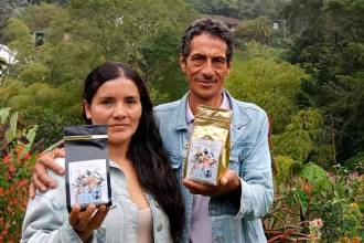 Hugo Nelson Úsuga junto con su esposa, Claudia Graciano, exhiben orgullosos su marca de café: Amanecer Campesino, en medio del paraíso terrenal en el que habitan. / FOTO: ANDRÉS BEDOYA.