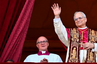 El saludo del papa León XIV a los feligreses en la Plaza de San Pedro. /FOTO: VATICANO