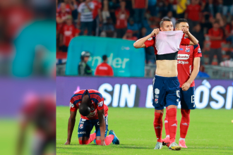 La plantilla de Medellín no pudo ocultar la decepción por la derrota. / FOTO: MANUEL SALDARRIAGA.