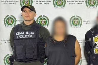 Un hombre y una mujer fueron sorprendidos por el Gaula en Itagüí justo cuando recibían el dinero que le exigían a un comerciante. / FOTO: CORTESÍA MEVAL