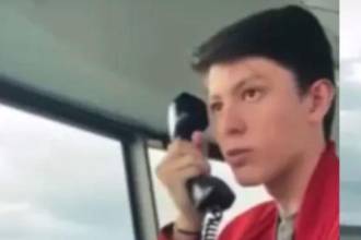 El joven estuvo 1 hora y 24 minutos conectado a la frecuencia, autorizando cambios de ruta, rodajes y hasta despegues, incluido uno internacional. FOTOS: CAPTURA DE PANTALLA VIDEO REDES SOCIALES