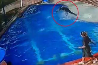 La patrullera Stefanny Zapata no lo pensó dos veces para lanzarse a la piscina. FOTO: CAPTURA DE VIDEO