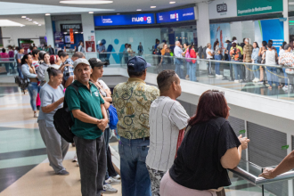 La escena de las filas, que parecen interminables, es una de las escenas más recurrentes a las afueras de los puntos de entrega de medicamentos. / FOTOS: ESNEYDER GUTIÉRREZ