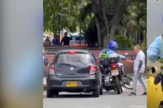 El conductor fue retenido por agentes y transeúntes para evitar que escapara. FOTO: TOMADA DE VIDEO