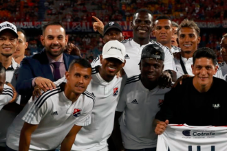 La plantilla actual del Rojo posando con Germán Ezequiel Cano. /FOTO: JAIME PÉREZ. 