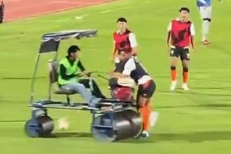 Momento exacto en el que el futbolista Andros Townsend fue atropellado. FOTO: REDES SOCIALES
