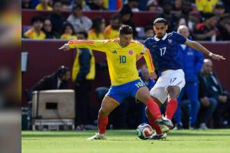 Al capitán James Rodríguez (izq.) se le nota la falta de minutos, ojalá pueda tener más ritmo en el tiempo que falta para la cita orbital. FOTO: GETTY