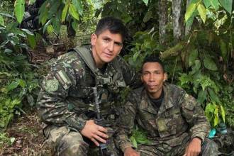 Andrés Casterbondo (der.) desapareció en medio de operativos del Ejército en zona rural de Segovia. FOTO: TOMADA DE X @ ejercito_div1