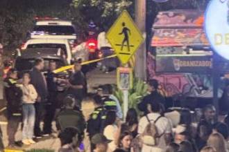 En uno de los locales cercanos se estaba celebrando el ‘Burguer Master’, por lo que había una gran cantidad de personas en las afueras. FOTO: CORTESÍA DENUNCIAS ANTIOQUIA 