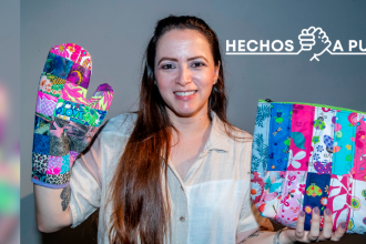 Los coge ollas y los bolsos aparecen entre los variados productos que tiene a la venta, entre los que también están carteras, llaveros, estuches y porta vasos. / FOTO: JAIME PÉREZ.