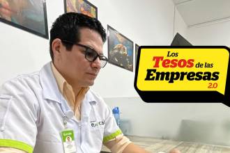 Entre la oficina y la planta, en la que disfruta estar, se mueve Jeysson Zapata en el día a día. FOTO: JAIDER ESCOBAR BUITRAGO