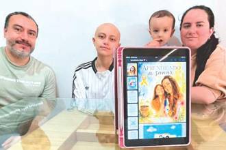 La familia Agudelo Pacheco permanece unida en torno a la salud de la menor. De izquierda a derecha César, Luciana, Valentino y Cristal. FOTO: JAIDER ESCOBAR