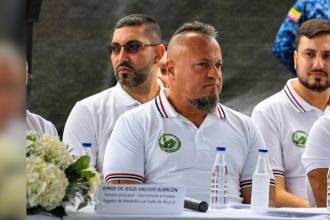 Adelante, alias Carlos pesebre; atrás (izq.) alias Iván El Barbado y alias Grande Pa (der.). FOTO: MANUEL SALDARRIAGA