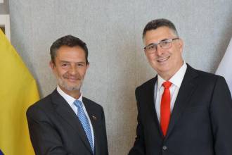 Gideon Saar (der.), ministro de Relaciones Exteriores de Israel, tras una reunión con Ómar Bula, quien ocupará el cargo de canciller durente el Gobierno de Abelardo de la Espriella. FOTO: GIDEON SAAR
