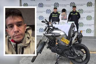 Uno de los capturtados por los uniformados de la Policía Metropolitana y la moto en que se transportaban. FOTO: POLICÍA METROPOLITANA