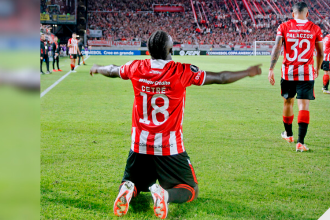  Edwuin Cetré celebrando el gol con Estudiantes. /FOTO: X @EdelpOficial