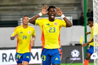  Neyser Villarreal celebra uno de los 3 goles que marcó en la victoria de Colombia sobre Paraguay./ FOTO: FCF