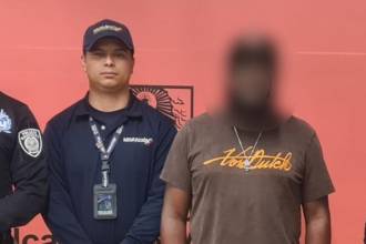 El hombre ya había sido identificado con las autoridades, quienes estaban pendientes de su llegada para expulsarlo del país. FOTO: CORTESÍA MIGRACIÓN COLOMBIA 