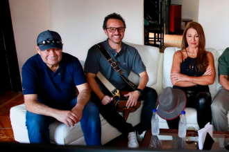 De izquierda a derecha, don José, Jhon Alex Toro, Amparo Grisales, Andrés Julián Rendón y doña Carmen. /FOTO: CORTESÍA GOBERNACIÓN DE ANTIOQUIA