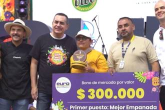 Estefany Baquero (centro) es la creadora de ‘Las delicias de Isme’, en honor a su mamá, Ismenia Moreno. FOTO: ALCALDÍA DE ENVIGADO
