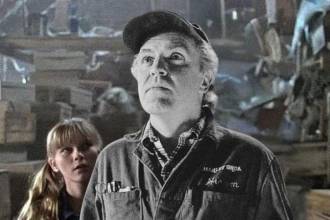 Kirsten Dunst (izquierda) y James Handy (centro) en la escena de Jumanji donde Handy interpretó al exterminador. FOTO: TMZ