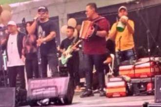 El cantante Nelson Velásquez fue el encargado del show principal en el centro penitenciario. FOTO: CAPTURA DE VIDEO