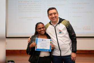 El alcalde Diego Torres durante la entrega de subsidios de mejoramiento de vivienda. FOTO: CORTESÍA