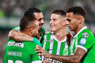 Los verdes volvieron a celebrar, como lo hacen en la imagen (de izquierda a derecha): Andrés Sarmiento , Edwin Cardona, James Rodríguez y César Haydar. FOTO: MANUEL SALDARRIAGA.