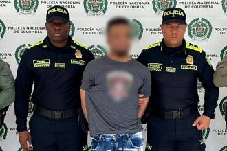 Así fue presentado alias Edwin por la Policía. FOTO: CORTESÍA DEPARTAMENTO DE POLICÍA ANTIOQUIA