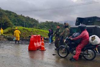 La vía Medellín–Costa Atlántica volvió a abrir parcialmente luego del atentado con explosivos. FOTO: SÉPTIMA DIVISIÓN DEL EJÉRCITO