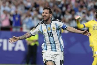 Lionel Messi (Argentina) celebrando su tercer gol al portero Luca Zidane (Argelia). FOTO: CORTESÍA SELECCIÓN ARGENTINA
