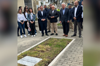 Álvaro Uribe permaneció en silencio en la tumba de Miguel Uribe. /FOTO: CENTRO DEMOCRÁTICO