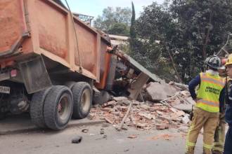 El conductor de la volqueta falleció en el accidente. FOTO: BOMBEROS LA ESTRELLA