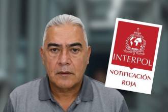 La circular permite que Diego Marín Buitrago, alias Papá Pitufo, sea buscado en 196 países. FOTOS: CANVA (FONDO), COLPRENSA Y X @DIJINPOLICIA