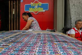 Venta de loterías en Medellín. FOTO: MANUEL SALDARRIAGA