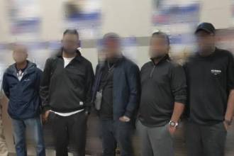 Grupo de estadounidenses que fueron inadmitido en Rionegro. FOTO: MIGRACIÓN COLOMBIA