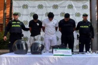 Los presuntos fleteros tras ser capturados. FOTO: FISCALÍA GENERAL DE LA NACIÓN