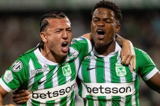 Ian Poveda (izquierda) y Andrés Felipe Román (derecha) en el partido entre Atlético Nacional y Junior de Barranquilla en el Atanasio Girardot. FOTO: CAMILO SUÁREZ