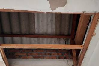 Uno de los techos del colegio también se desprendió. FOTO: TOMADA DE CARACOL RADIO