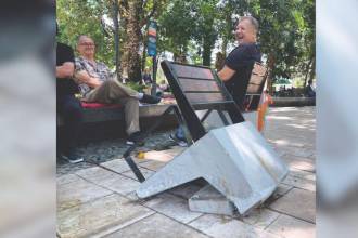 Las sillas son movidas de su lugar y por eso es que se dañan, incluso encontramos algunas encima de las jardineras. Los ciudadanos aseguran que las corren para poner los pies o acostarse. FOTOS: SINDY VALLE