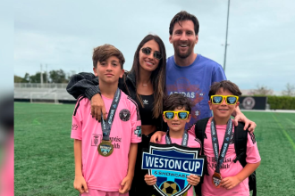 Lionel Messi junto a su esposa Antonela Roccuzzo y sus hijos. /FOTO: INSTAGRAM @antonelaroccuzzo