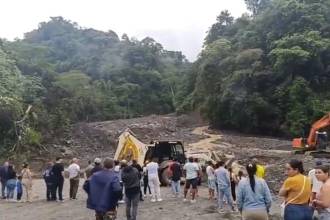 Vía Dabeiba-Mutatá cerrada por la creciente de una quebrada. FOTO: REDES SOCIALES @Telemedellin