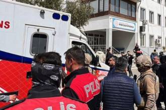 Al escuchar los impactos, familiares de los estudiantes acudieron a la institución a preguntar por los suyos. FOTO: CNN