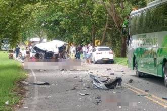 Un choque entre minivan y furgón dejío. FOTO: CORTESÍA