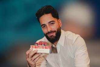 Maluma se la jugó con su propia Toyota miniatura. FOTOS: CORTESÍA