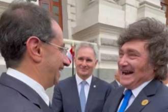 El vicepresidente electo José Manuel Restrepo y Javier Milei, presidente de Argentina, intercambiaron un breve saludo en Lima. FOTO: CAPTURA DE VIDEO X @JRESTRP