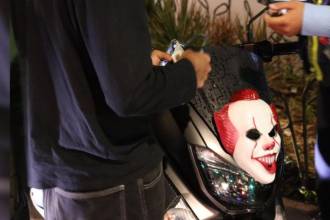 Agentes de tránsito realizando controles durante la noche de Halloween en Medellín. /FOTO: ALCALDÍA DE MEDELLÍN