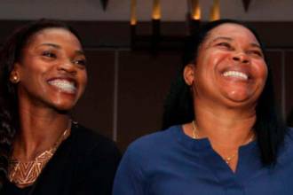 Caterine Ibargüen junto a su madre Francisca Mena. / FOTO: COLPRENSA. 