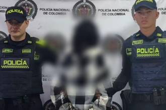 La mujer habría intentado autolesionarse, pero su hijo la detuvo. FOTO: CORTESÍA POLICÍA METROPOLITANA