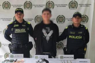 Un hombre fue capturado en medio de un atraco. FOTO: CORTESÍA POLICÍA METROPOLITANA